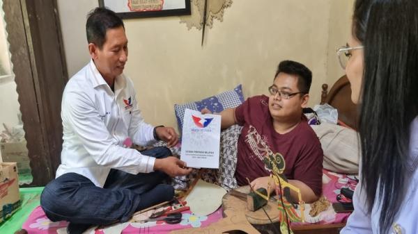 anak asuh perindo banyumas 2 Ketua DPW Perindo Jawa Tengah, Mayjen TNI (Purn) Wuryanto saat bertemu Nardi (34) warga Desa Papringan, Kecamatan/Kabupaten Banyumas. Foto: MNC Portal/Inin Nastain.