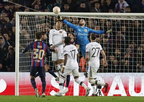 Man United vs Barcelona Manchester United menahan imbang 2-2 Barcelona di leg pertama playoff 16 besar Liga Europa 2022/2023. Duel sengit terjadi di laga ini. (foto: REUTERS).