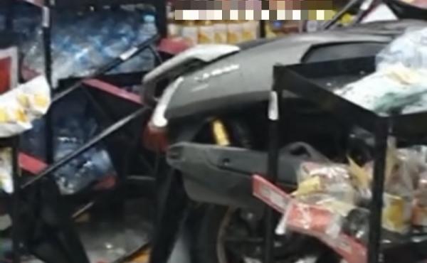 Viral Motor Nyelonong Masuk Minimarket di Kemang, Pengemudi Terjerembap di Tumpukan Galon