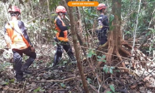 Tim SAR mencari Akhun alias Santet (52) di hutan. (Foto: Basarnas Pontianak)