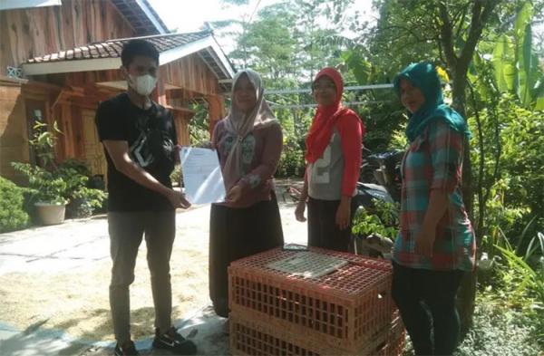 Wakhid Nur Jaya ketika melayani konsumen yang mmebeli ayam dari dia. (foto: istimewa)