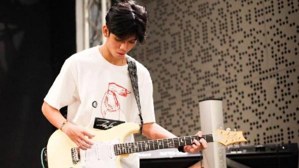 Timur Zavier Hobi bernyanyi dan main musik
