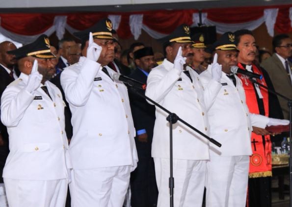 Bupati nonaktif Mamberamo Tengah Ricky Ham Pagawak saat dilantik pada 2018 lalu. (Foto: repro papua.go.id)