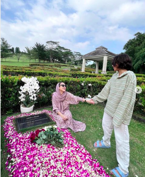 Screen Shot 2023 02 19 At 13 38 23 Deretan potret BCL ziarah ke makam Ashraf Sinclair. (Foto: Instagram)