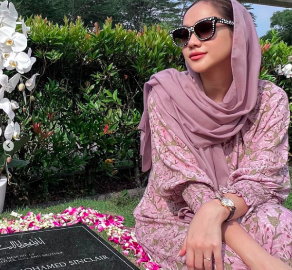 Screen Shot 2023 02 19 At 13 38 51 Deretan potret BCL ziarah ke makam Ashraf Sinclair. (Foto: Instagram)