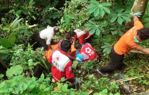Polisi dan PMI Purworejo mengevakuasi mayat dari jurang. (foto: istimewa)