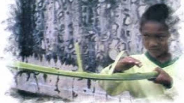 BEDIL SOROLOK Anak laki-laki memainkan bedil sorolok. (FOTO: ISTIMEWA)