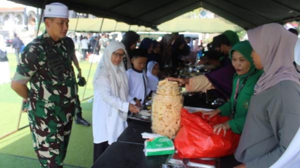 DAPUR LAPANGAN KODAM SILIWANGI1 Pangdam III Siliwangi Mayjen TNI Kunto Arief Wibowo memantau dapur lapangan yang menyediakan makanan bagi jemaah istigasah kubro di Cianjur. (FOTO: Pendam Siliwangi)