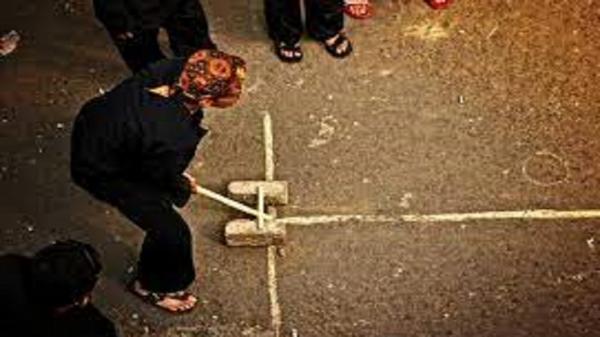 GATRIK Anak-anak memainkan gatrik. (FOTO: ISTIMEWA)