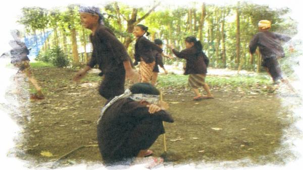 HONG HONGAN Anak-anak bermain hong hongan. (FOTO: ISTIMEWA)