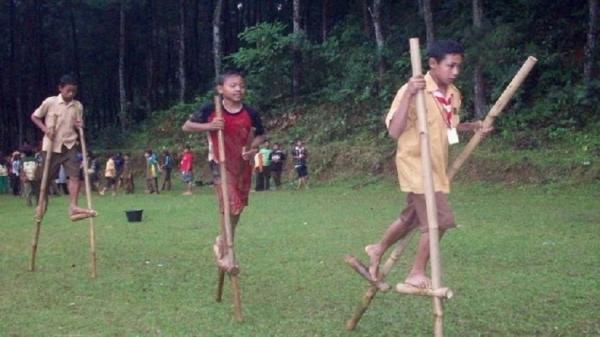 JAJANGKUNGAN Anak-anak memainkan jajangkungan. (FOTO: ISTIMEWA)