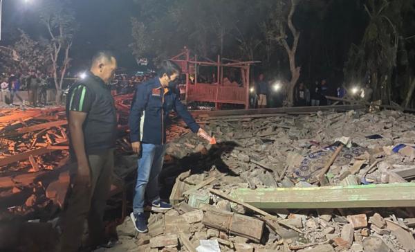 Ledakan Blitar Tim Jibom Polda Jatim melakukan olah TKP. (Foto: Solichan Arif).