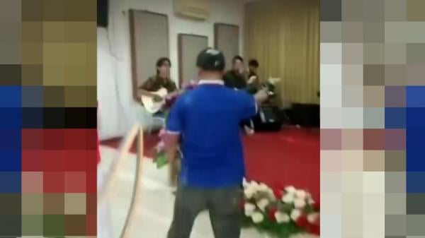 Seorang pria membubarkan ibadah di gereja Bandarlampung (Instagram)