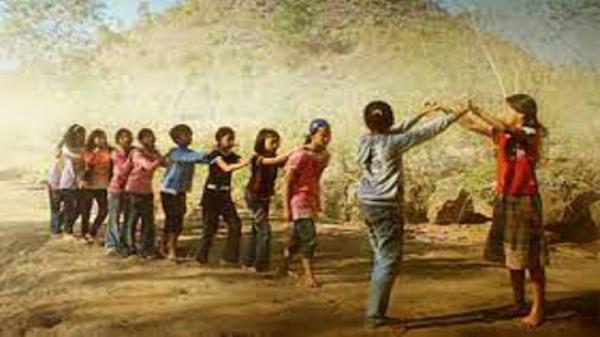 ORAY ORAYAN Ilustrasi anak-anak memainkan oray orayan. (FOTO: ISTIMEWA)