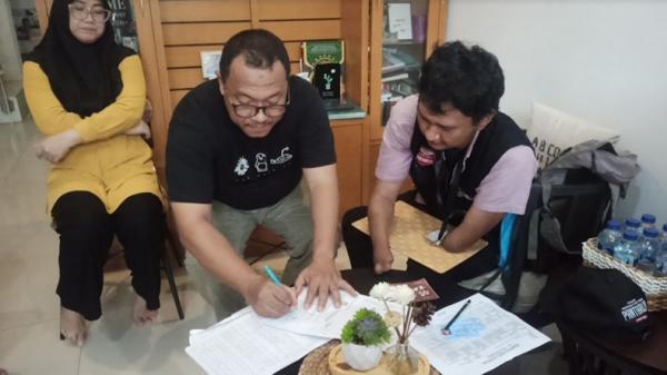 Ridho Kuncoro penyandang disabilitas fisik yang menjadi Petugas Pantarlih di Kelurahan Labuhan Ratu Raya, Kecamatan Labuhan Ratu, Kota Bandarlampung, Minggu (19/2/2023) (Ira Widyanti/MNC Portal)