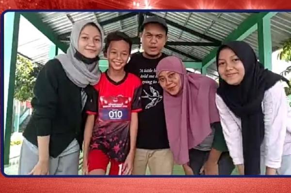 Salah satu keluarga yang mendukung anaknya masuk dalam Bikuat Academy. (foto: istimewa) 