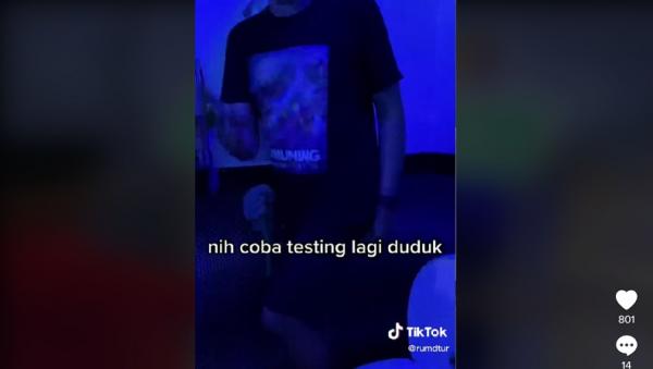 Video yang menampilkan toilet VVIP viral di media sosial. TV, sound system, hingga kipas angin ditambahkan dalam toilet. (Foto: @rumdtur/TikTok)