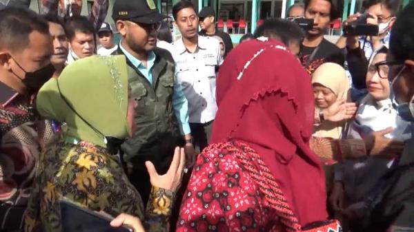 MENSOS RISMA2 Mensos Tri Rismaharini berdialog dengan para guru SLBN A Pajajaran Bandung. (FOTO: iNews/JUHPITA MEILANA)