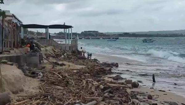 Sampah kayu hingga 15 ton membanjiri Pantai Kelan. (Foto: Fery Fadly)