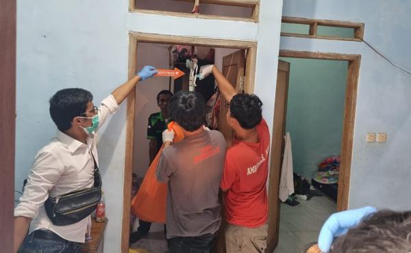 Pria di Ciputat Tewas Gantung Diri dengan Sarung, Mayatnya sudah Keluarkan Bau Busuk