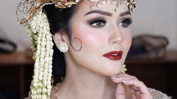 Senk Lotta dalam balutan busana khas Sunda (Foto: IG)