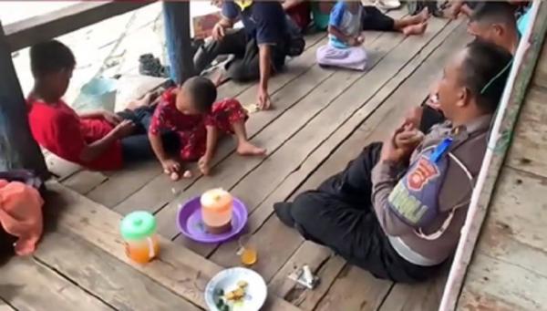 Tersesat 120 Km 2 Adit berkumpul kembali dengan keluarganya. (Foto: tangkapan layar)