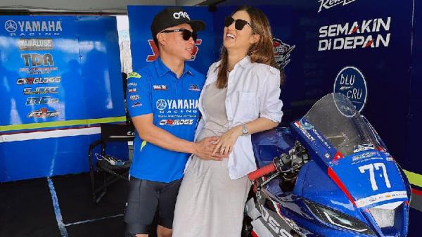 Atriel Angel dampingi suami di arena balap (Foto:IG)