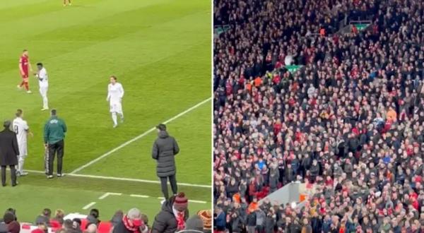 Gelandang Real Madrid, Luka Modric mendapatkan standing ovation dari fans Liverpool pada laga 16 besar Liga Champions 2022/2023 di Stadion Anfield, Rabu (22/2/2023). (Foto: Twitter/@defcentral)
