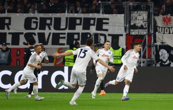 Napoli Napoli sukses mempermalukan Eintracht Frankfurt dengan skor 2-0. Pertandingan leg pertama babak 16 besar Liga Champions 2022/2023 itu berlangsung di Deutsche Bank Park, Rabu (22/2/2023) dini hari WIB. (Foto: REUTERS)