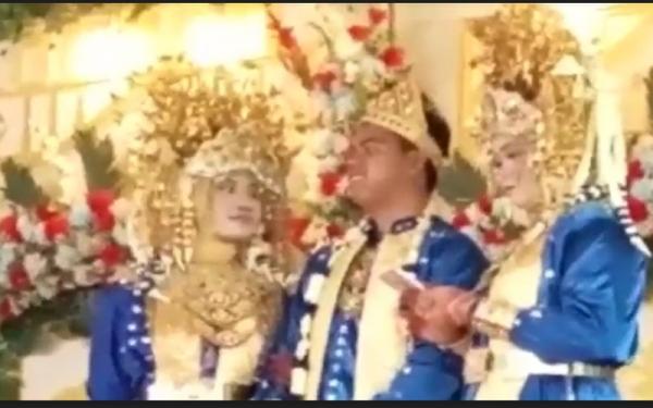 Kedua istri Arianto bernyanyi untuk menghibur tamu undangan. (Foto: Edi Lestari).