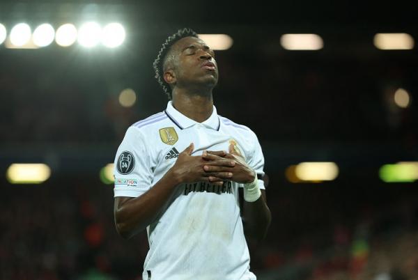 Penyerang Real Madrid, Vinicius Jr merayakan gol ke gawang Liverpool pada laga Liga Champions 2022/2023 di Stadion Anfield, Rabu (22/2/2023). (Foto: REUTERS)