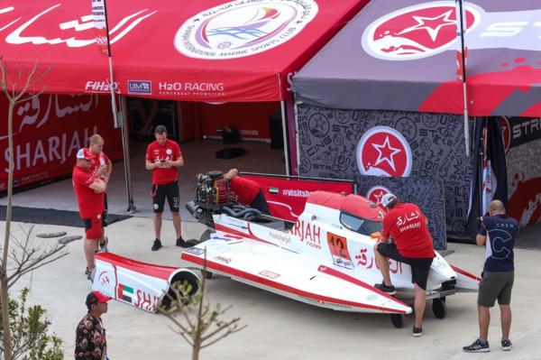 IMG 20230223 WA0025 Tim F1 Powerboat memasukkan kapal mereka lagi ke dalam paddock dengan mendorongnya menggunakan alas beroda. (foto: Faisal Rahman/MPI)