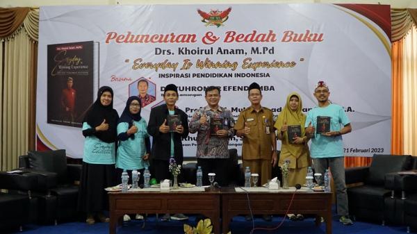 Khoirul Anam (tiga dari kanan) saat bedah buku biografi dirinya di Lamongan. (istimewa).