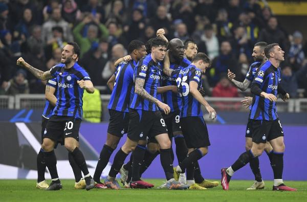 Inter Milan Tekuk Porto, Tiga Tim Italia Cetak Sejarah Di Leg I 16 ...