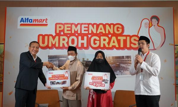 Umroh gratis ini adalah hadiah dari program Pencet-pencet Asyik Alfamart. (Foto: dok Alfamart)