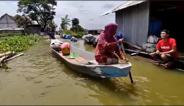 Banjir Lamongan Meluas ke 45 Desa, Warga Terpaksa Beraktivitas Pakai Perahu 