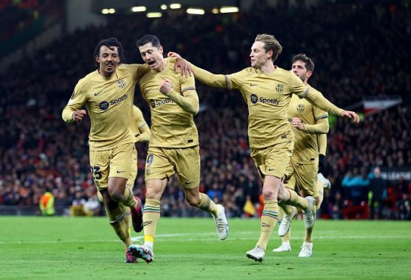 Barcelona Lewandowski Striker Barcelona, Robert Lewandowski merayakan gol ke gawang Man United pada laga leg kedua playoff Liga Europa 2022/2023 di Stadion Old Trafford, Jumat (24/2/2023). (Foto: REUTERS)