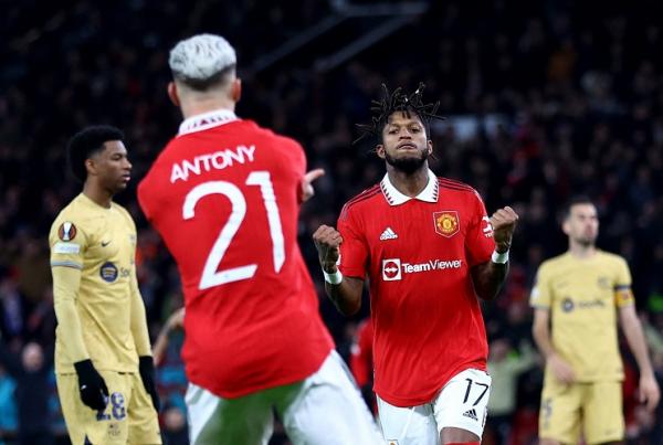 Fred Antony Manchester United Gelandang Manchester United, Fred merayakan gol bersama rekan setimnya Antony saat melawan Barcelona pada laga leg kedua playoff Liga Europa 2022/2023 di Stadion Old Trafford, Jumat (24/2/2023). (Foto: REUTERS)