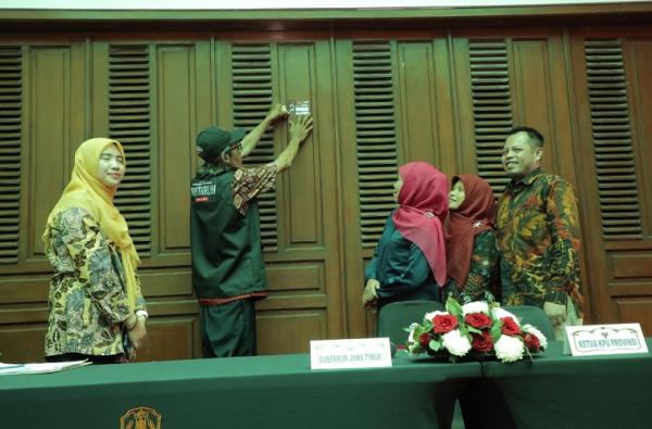 Gubernur Khofifah mendapatkan stiker sebagai tanda bukti Data Pemilih Tahun 2024. (Foto: dok Pemprov Jawa Timur)