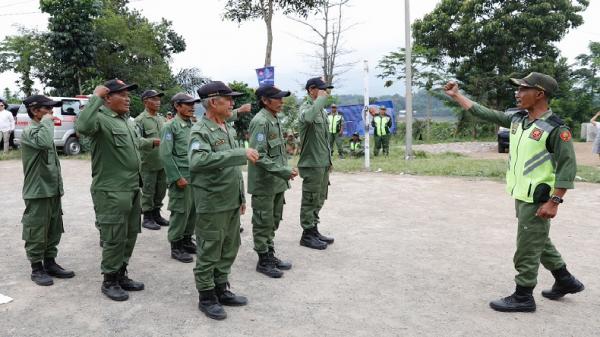 Personel hansip peserta lomba baris berbaris menunjukkan kebolehan mereka. (FOTO: istimewa)