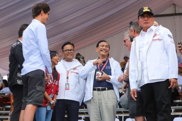 Powerboat Luhut Binsar Nicolo Di San Germano Menteri Koordinator Bidang Kemaritiman dan Investasi Indonesia, Luhut Binsar Pandjaitan menghadiri konferensi pers jelang F1 Powerboat 2023 di Balige, Jumat (24/2). Tampak pula founder F1 Powerboat, Nicolo Di San Germano. (Foto: MPI/Faisal Rahman)