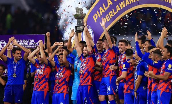 Jordi Amat Bek Timnas Indonesia, Jordi Amat ditunjuk jadi kapten saat timnya Johor Darul Takzim (JDT) melawan Terengganu FC pada Piala Sumbangsih 2023 (Foto: Twitter/@OfficialJohor)