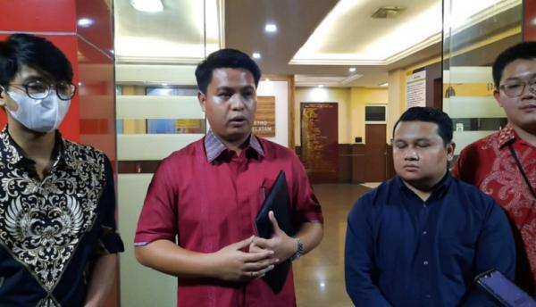 Pengacara AGH alias A (15), Mangatta Toding Allo di Polres Jaksel. (Foto istimewa).