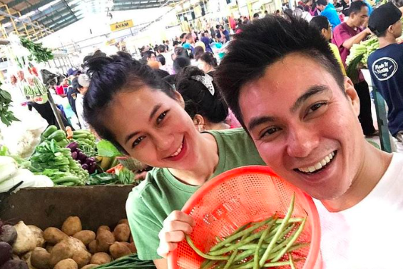 Artis ganteng tak malu temani istrinya belanja di pasar. (Foto: Istimewa)