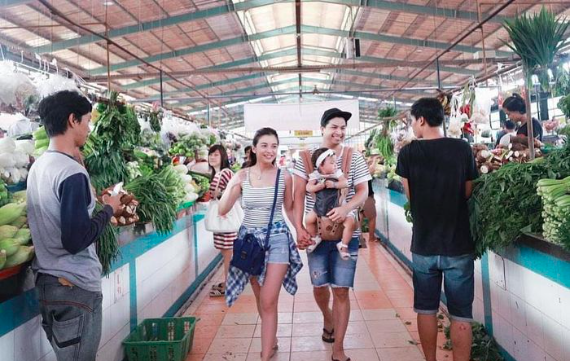 Screen Shot 2023 02 26 At 07 16 27 Artis ganteng tak malu temani istrinya belanja di pasar. (Foto: Istimewa)