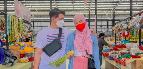 Artis ganteng tak malu temani istrinya belanja di pasar. (Foto: Istimewa)