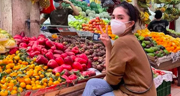 Artis ganteng tak malu temani istrinya belanja di pasar. (Foto: Istimewa)