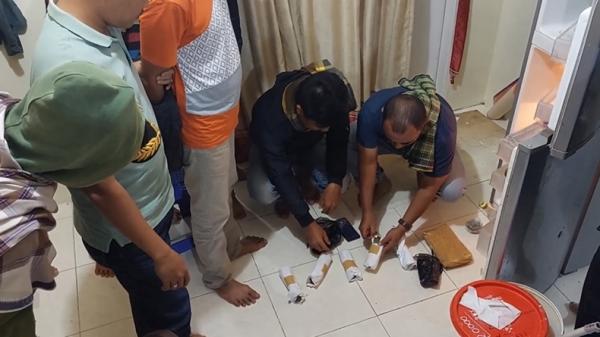 Ganja di Kulkas-2 Residivis narkoba di Agam, Sumbar, menyimpan ganja di kulkas (Wahyu Sikumbang/MNC Portal)