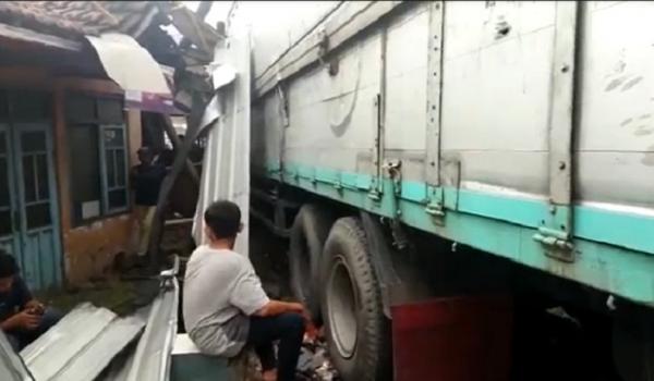 Kecelakaan Di Mojokerto, Truk Fuso Tabrak 3 Rumah Hingga Rusak Parah