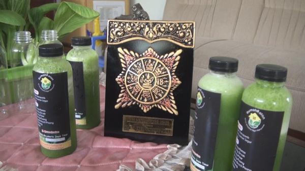 UKM minuman Mojokerto Produk minuman dari bahan pok coy buatan Zuraida. (Sholahudin).